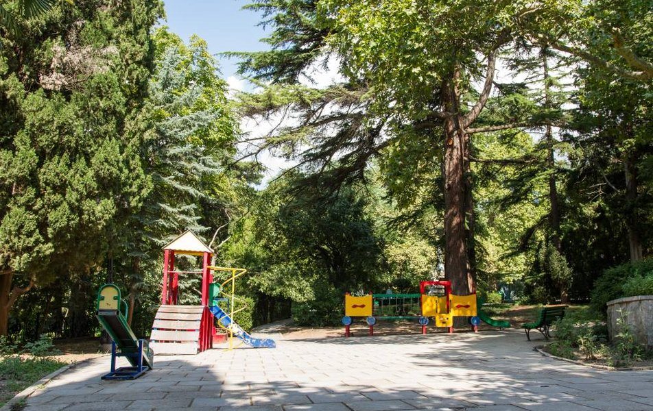 Детская площадка в парке санатория «Гурзуфский» — фото 4 — фото 1