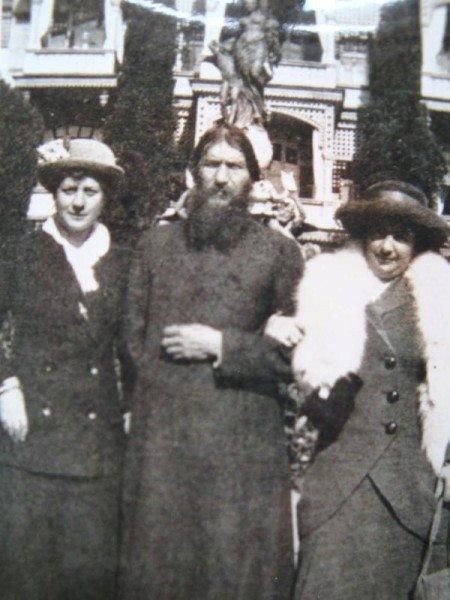 Гости курорта у фонтана «Богиня Ночи», начало XX века — фото 7
